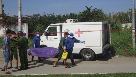 Thi thể nạn nhân được đưa đi khám nghiệm