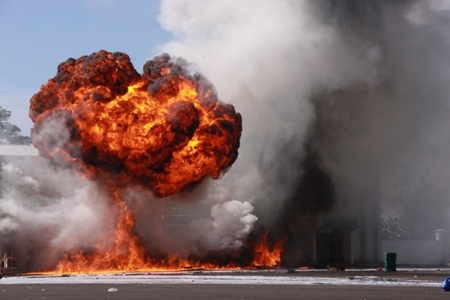 Nổ bom hóa học tại khu vực nhà ga.