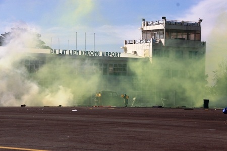 Nổ bom hóa học tại khu vực nhà ga.