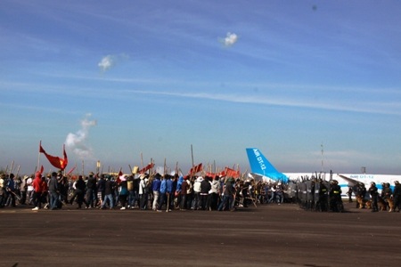 Lập hàng rào ngăn biểu tình, giải tán đám đông bạo loạn.