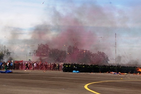 Lập hàng rào ngăn biểu tình, giải tán đám đông bạo loạn.