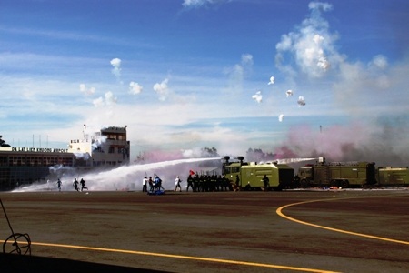 Giải tán đám đông ra khỏi khu vực nhà ga.