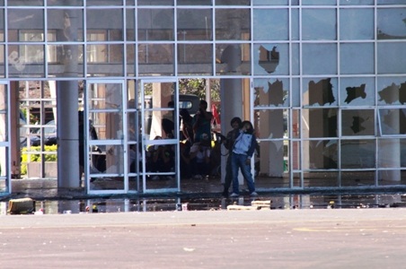 Bọn khủng bố khống chế con tin.