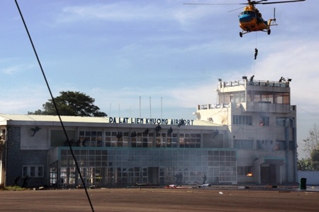 Tiếp cận nhà ga, nơi bọn khủng bố cố thủ, bắt giữ con tin.