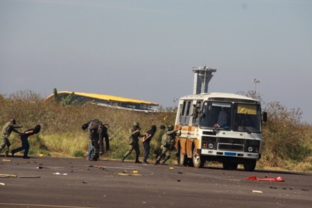 Bắt giữ bọn khủng bố.