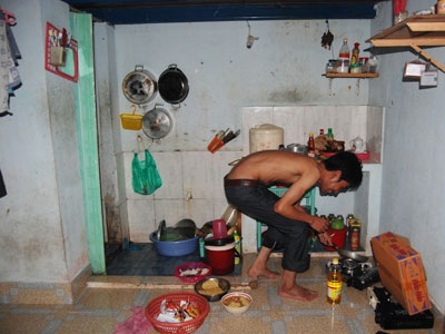 Bữa ăn tối của 4 người là 4 gói mì tôm, 2 quả trứng và nửa cây xúc xích. Ảnh: Q.M.