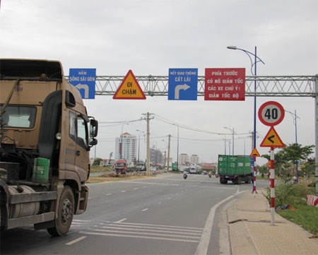 Hạn chế tốc độ, đặt mô giảm tốc tại ngã 3 “tử thần” - 2 Hạn chế tốc độ 40km/h, lắp đặt biển cảnh báo… tại giao lộ tử thần