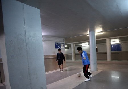 Khu vực hầm cũng là “sân bóng” của những cậu choai ngoài giờ học.