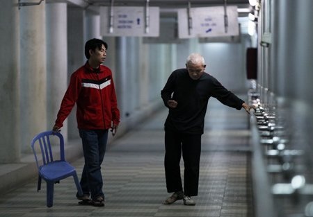 Một người đàn ông tận dụng tay vịn chạy dọc theo tường hầm để tập đi sau vụ tai nạn gãy chân.