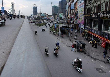 Phía trên hầm bộ hành.