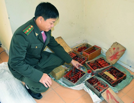 Tang vật kích điện để đánh bắt hải sản của ngư tặc được các cán bộ VQGBTL thu giữ.