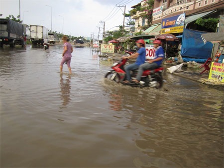 TPHCM: Mưa 30 phút, “sông” lại về phố - 1 Nhiều tuyến đường hóa sông chỉ sau 30 phút mưa lớn