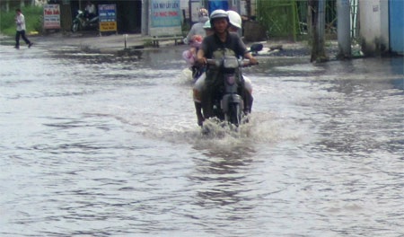 TPHCM: Mưa 30 phút, “sông” lại về phố - 2 Nhiều tuyến đường hóa sông chỉ sau 30 phút mưa lớn