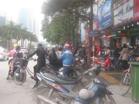 Hà Nội: Hàng trăm người hỗn loạn chen lấn mua vé xe Tết - 1 Hàng trăm người chen lấn mua vé