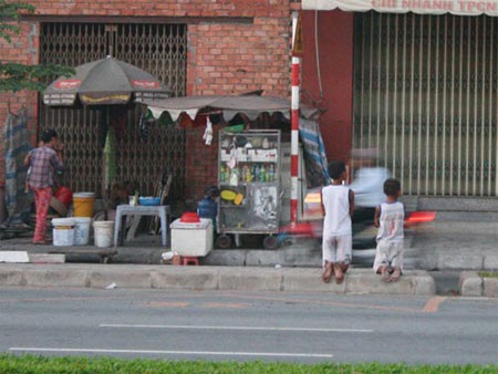 Hai cháu nhỏ bị bắt quỳ trên đường gần 1 giờ! - 1 Hai cháu nhỏ bị bắt quỳ gần 1 giờ trên đường