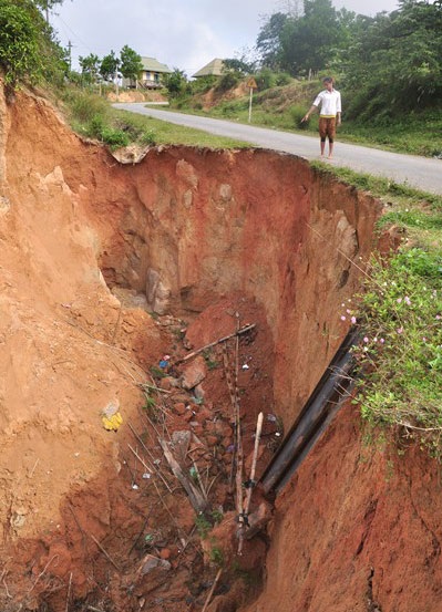 Hãi hùng hố khổng lồ “mọc” bên đường - 3 Điểm sạt lở này có nguy cơ tiếp diễn nếu không được khắc phục kịp thời.