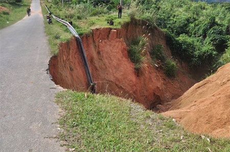 Hãi hùng hố khổng lồ “mọc” bên đường - 1 Hãi hùng hố khổng lồ “mọc” bên đường