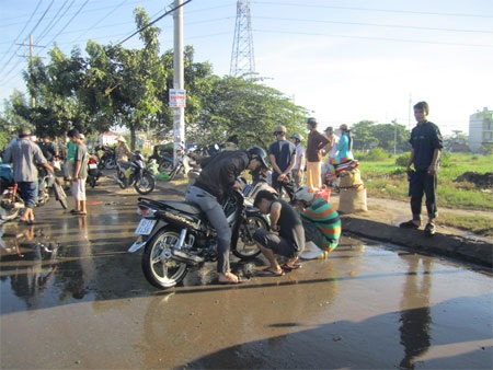 Người khốn khổ, kẻ “hốt bạc” nhờ triều cường - 9 Và đội quân lau bugi hốt bạc.