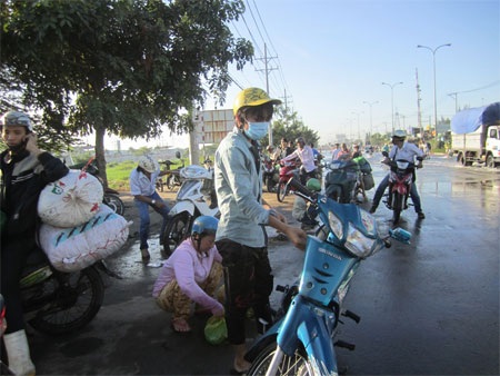 Người khốn khổ, kẻ “hốt bạc” nhờ triều cường - 8 Và đội quân lau bugi hốt bạc.