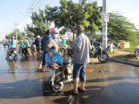 Người khốn khổ, kẻ “hốt bạc” nhờ triều cường - 7 Và đội quân lau bugi hốt bạc.