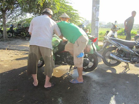 Người khốn khổ, kẻ “hốt bạc” nhờ triều cường - 6 Khốn khổ sửa xe...