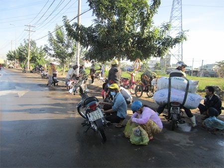 Người khốn khổ, kẻ “hốt bạc” nhờ triều cường - 5 Khốn khổ sửa xe...