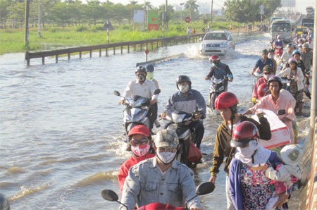 Người khốn khổ, kẻ “hốt bạc” nhờ triều cường - 2 Khốn khổ lội nước...