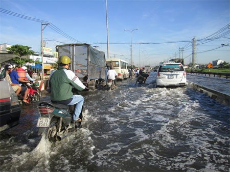 Người khốn khổ, kẻ “hốt bạc” nhờ triều cường - 3 Khốn khổ lội nước...