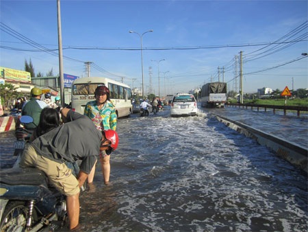 Người khốn khổ, kẻ “hốt bạc” nhờ triều cường - 4 Khốn khổ sửa xe...