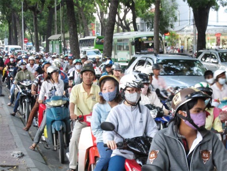 Phân luồng giao thông khiến hàng ngàn phương tiện “chôn chân”