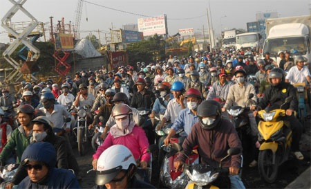Xa lộ Hà Nội “tê liệt” hơn 10km vì một chiếc xe lật - 3 Ùn tắc kéo dài hơn 10km ngay đầu giờ sáng