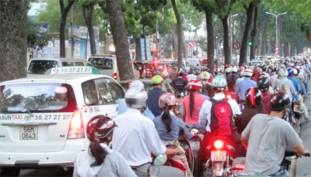 Phân luồng giao thông khiến hàng ngàn phương tiện “chôn chân”