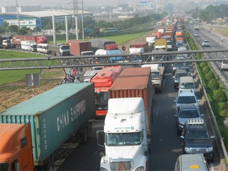 Xa lộ Hà Nội “tê liệt” hơn 10km vì một chiếc xe lật - 4 Ùn tắc kéo dài hơn 10km ngay đầu giờ sáng