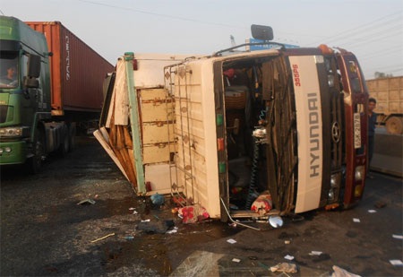 Xa lộ Hà Nội “tê liệt” hơn 10km vì một chiếc xe lật - 1 Thủ phạm gây kẹt xe