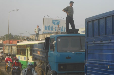 Xa lộ Hà Nội “tê liệt” hơn 10km vì một chiếc xe lật - 6 Nhiều tài xế, phụ xe đứng cả lên thùng xe ngao ngán nhìn cảnh ùn tắc.