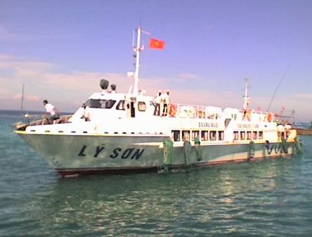 Vượt sóng cấp 6 đi cấp cứu, một học sinh tử vong - 1 Cháu Hồng tử vong trên đường đi trên con tàu Lý Sơn do nhà nước đầu tư với giá thuê 18 triệu đồng
