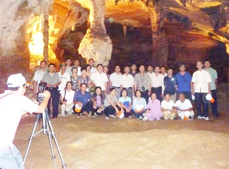 Xôn xao thông tin “thợ ảnh động Phong Nha không được dùng máy cơ” - 1 Muốn hành nghề ở động Phong Nha thì phải dùng máy ảnh kỹ thuật số? (Ảnh: Hiếu Giang)