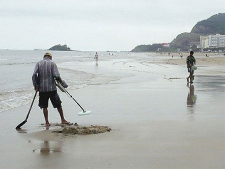 Rà cát tìm vàng.