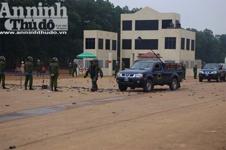 Rô bốt tiếp cận hiện trường để rà phá vật liệu gây nổ