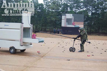 Rô bốt tiếp cận hiện trường để rà phá vật liệu gây nổ