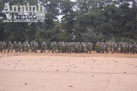 Rô bốt tiếp cận hiện trường để rà phá vật liệu gây nổ