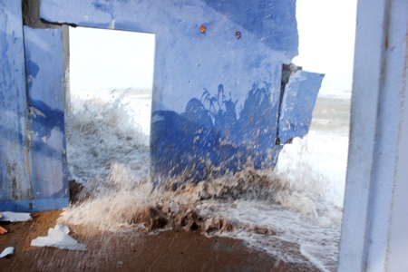 Những ngôi nhà dân ở Xóm Rớ bị sóng biển cắn nát