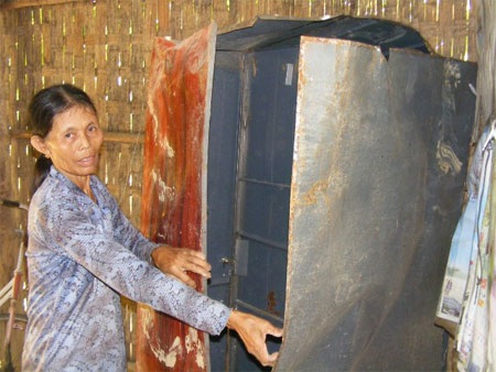 Cả xã khiếp sợ vì voi liên tục “dỡ” nhà, phá vườn - 1 Chiếc tủ được đóng bằng tôn của bà Đoàn Thị Hồng bị voi phá