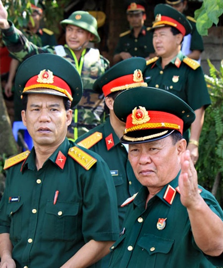 Thiếu tướng Nguyễn Hoàng, Tư lệnh Quân đoàn 4, kiểm tra, chỉ đạo công tác vượt sông tại thực địa