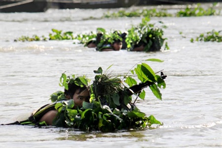 Các tổ chiến đấu thực hành vượt sông Sài Gòn