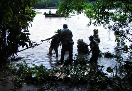 Lần lượt từng tổ tiếp cận bờ đối diện an toàn