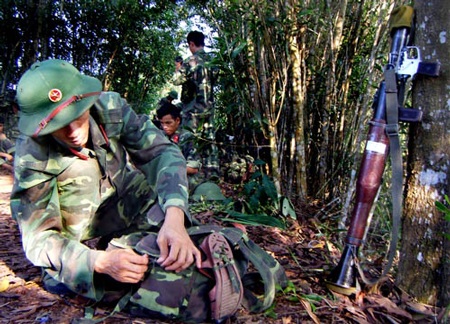 Kết thúc vượt sông, từng cán bộ, chiến sĩ nhanh chóng chuẩn bị lên đường về vị trí trú quân.