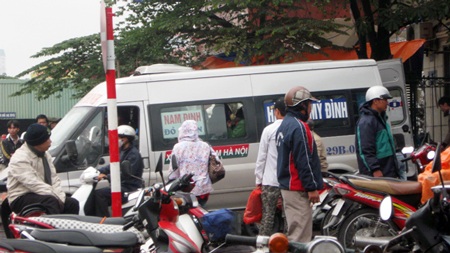 Âm ỉ luật “ngầm” xe khách - 2 Đầu cổng bến xe tập trung rất nhiều cò mồi, xe ôm mời chào khách