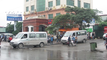 Âm ỉ luật “ngầm” xe khách - 1 Sau khi xuất bến, 2 chiếc xe khách này đỗ ngay đầu cổng bến Mỹ Đình đón khách