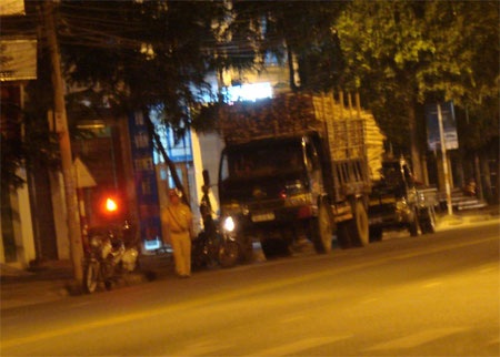Hàng chục xe tải chở quá khổ “làm loạn” trong đêm - 1 Lực lượng CSGT Công an TP Quảng Ngãi xử phạt một xe chở keo lúc 22h10 ngày 3/12